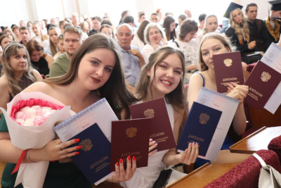 Выпускникам Института экономики и качества жизни ТГТУ вручили дипломы