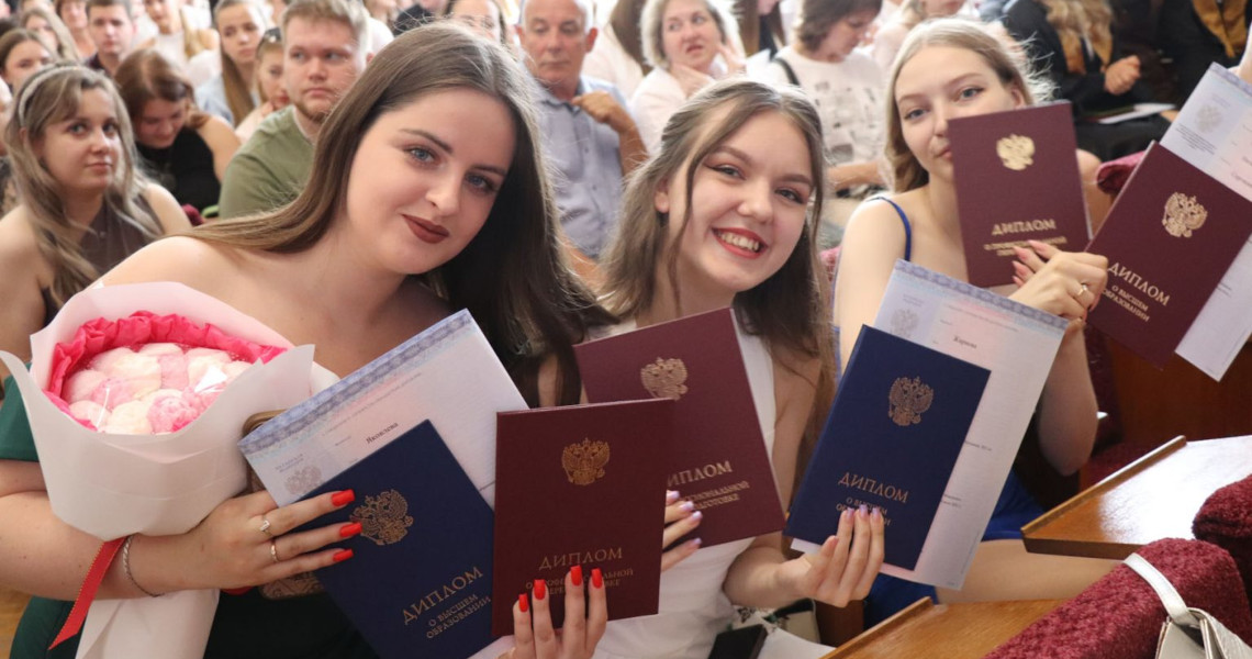 Выпускникам Института экономики и качества жизни ТГТУ вручили дипломы